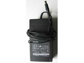 TOSHIBA TOITEADAPTER-LAADIJA​ TOSHIBA PA2444U 15V 4A