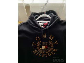 TOMMY HILFIGER KAPUUTSIGA PUSA