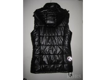 VEST KAPUUTSIGA
