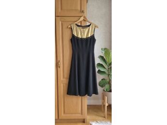ELEGANTNE MUST KLEIT KULDSE DETAILIGA