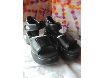 MÜÜA UUSI JALATSEID PLATVORMIL 36-40 SUURUSED .