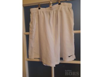 NIKE VALGED LÜHIKESED PÜKSID XL