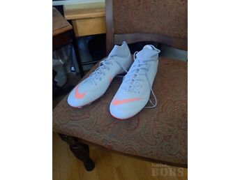 NIKE JALKA VÕI JOOKSUJALATSID