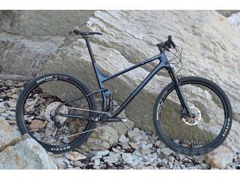 UUEVÄÄRNE VITUS RAPIDE CRS FS CARBON XC RACE/MARATHON MAASTIKURATAS. XL SUURUS.