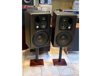 JBL LSR-32 STUDIO MONITOR