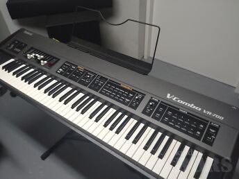 ROLAND V-COMBO VR-700