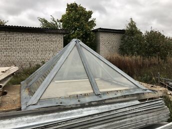 METALLKARKASSIL TRIMPLEKS KLAASIDEGA PÜRAMIID KATUS