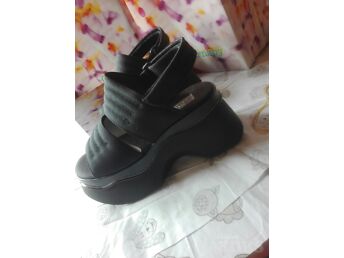 MÜÜA UUSI JALATSEID PLATVORMIL 36-40 SUURUSED .