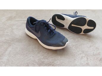 NIKE TOSSUD JALANUMBRILE 40