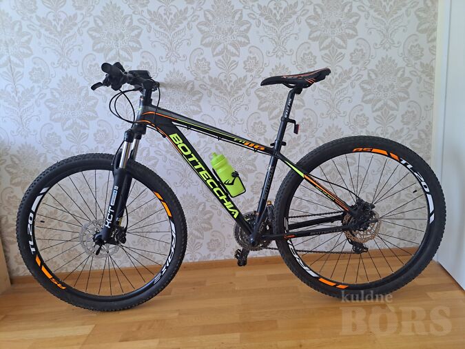 MÜÜA BOTTECCHIA MAASTIKURATAS.