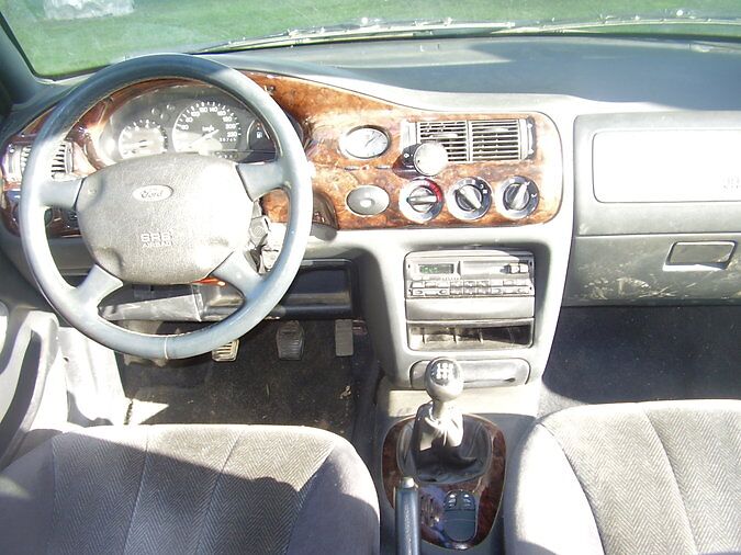 FORD ESCORT GHIA 1.6 R4 65 kW -96