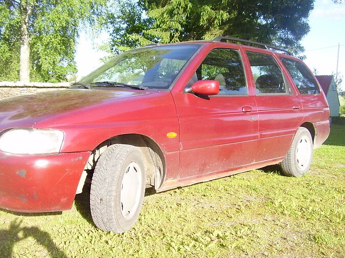 FORD ESCORT GHIA 1.6 R4 65 kW -96