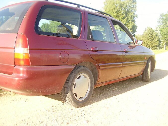 FORD ESCORT GHIA 1.6 R4 65 kW -96