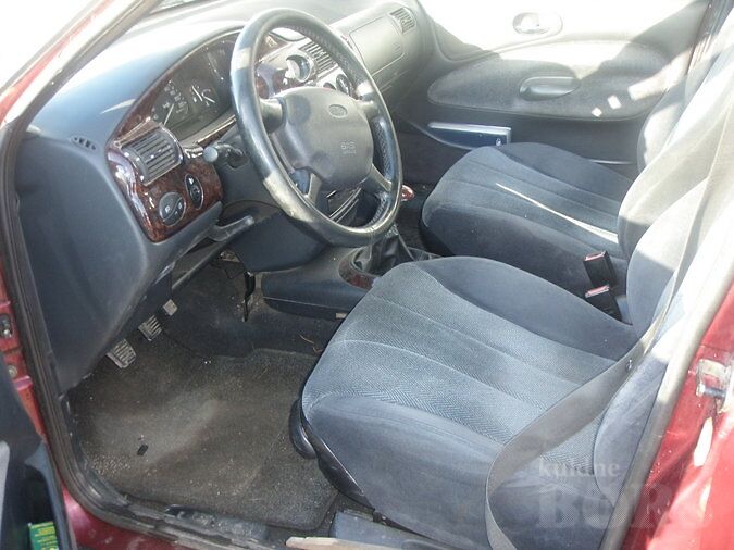 FORD ESCORT GHIA 1.6 ZETEC R4 66 kW -96
