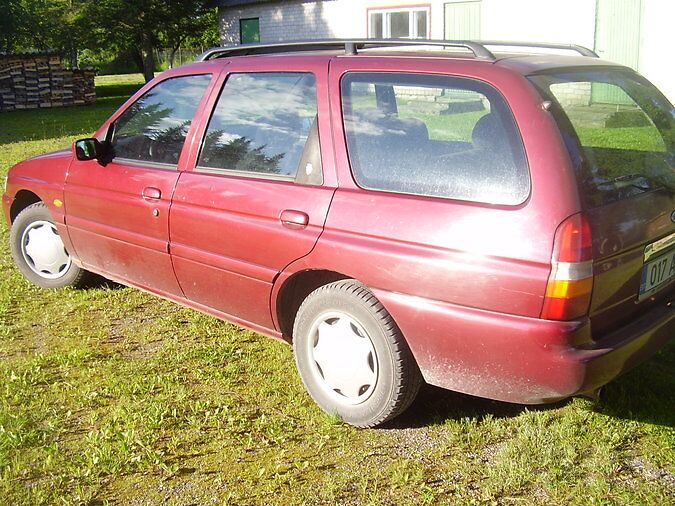 FORD ESCORT GHIA 1.6 R4 65 kW -96