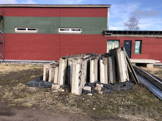 RAUDBETOONIST EPSIGA SOOJUSTATUD SOKLIPANEELID.