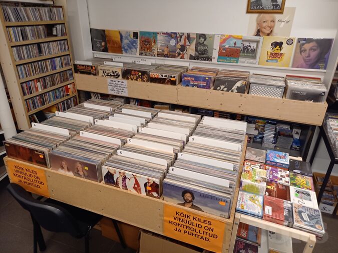 ÜLE 2000 VINÜÜLI KALJUSTE MUSIC SHOPIS