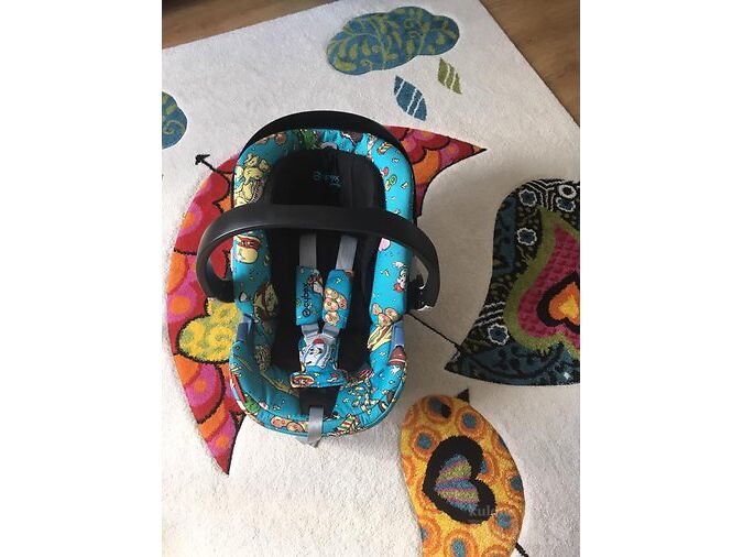 MÜÜA CYBEX ATON 3 JEREMY SCOTT DISAINIGA TURVAHÄLL