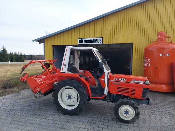KUBOTA L1-235 KABIINIGA