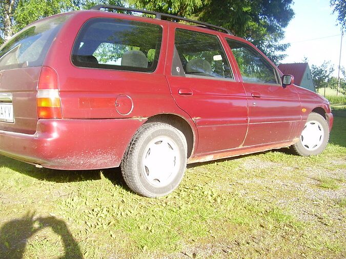 FORD ESCORT GHIA 1.6 R4 65 kW -96