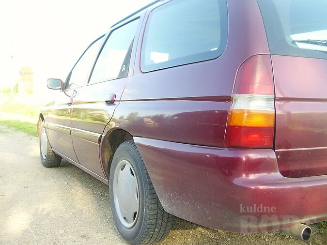 FORD ESCORT GHIA 1.6 R4 65 kW -96