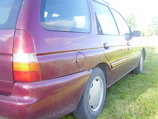 FORD ESCORT GHIA 1.6 R4 65 kW -96